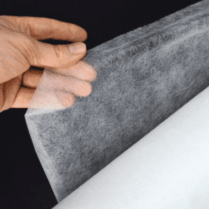 Λευκό αντιπαγετικό ύφασμα nonwoven τυλιγμένο γύρω από ευαίσθητα φυτά κήπου